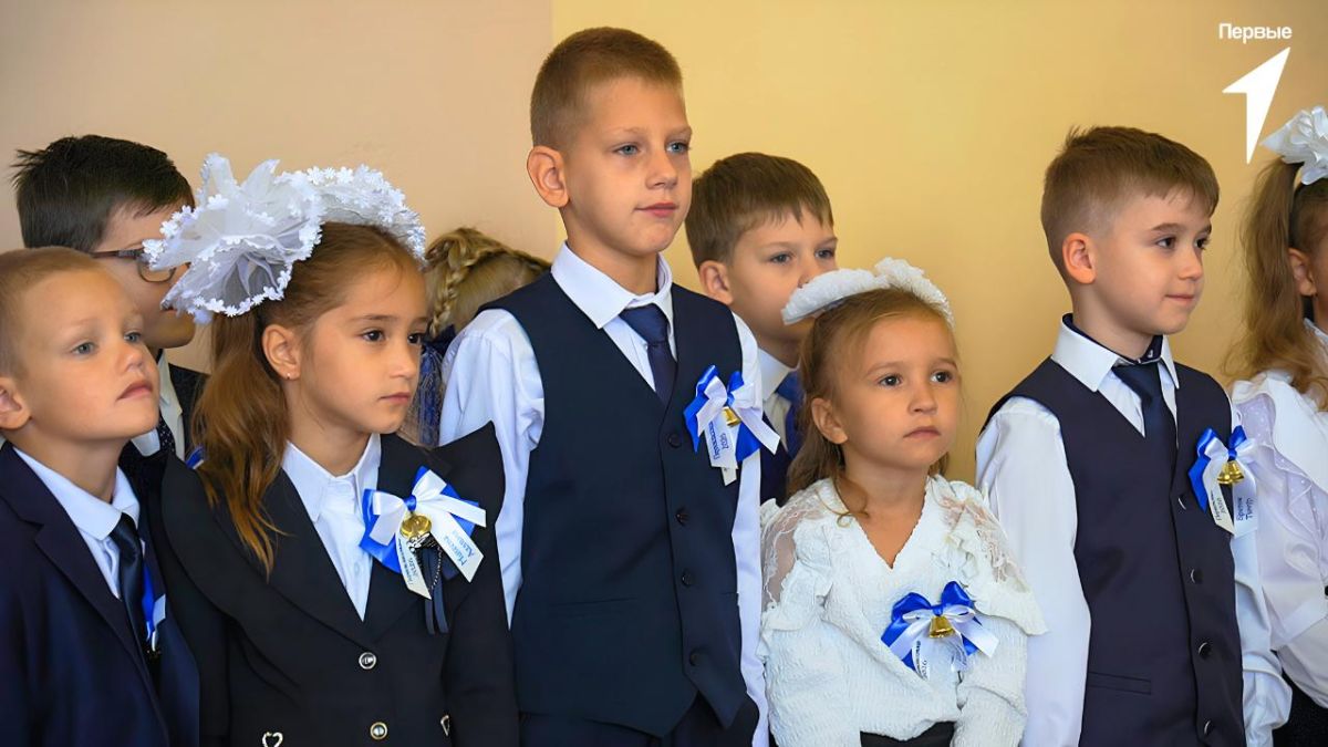 Сегодня для больше чем 500 первоклассников Донбасса началась новая глава Сегодня для больше чем 500 первоклассников Донбасса началась новая глава