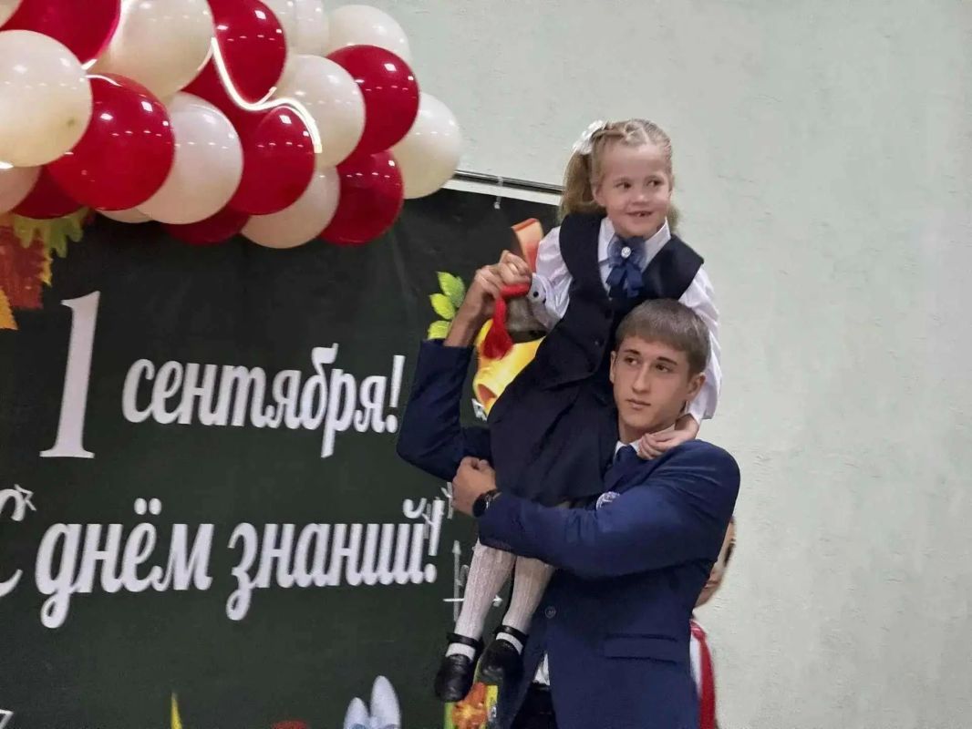 Праздник первого звонка. 1 сентября в общеобразовательных учреждениях городского округа Енакиево прошли торжественные мероприятия, посвящённые началу нового учебного года и Празднику первого звонка Праздник первого звонка. 1 сентября в общеобразовательных учреждениях городского округа Енакиево прошли торжественные мероприятия, посвящённые началу нового учебного года и Празднику первого звонка