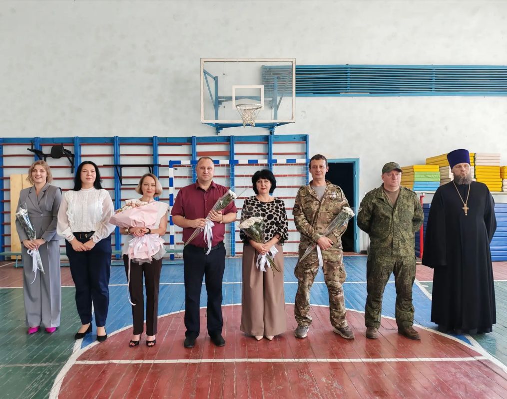 С Днём знаний, Торез! . Сегодня, 1 сентября, в День знаний, Председатель Торезского городского совета Александр Казмерчук совместно с депутатами Торезского городского совета Анной Матраевой, Еленой Жировой, Жанной Поповой и... С Днём знаний, Торез! . Сегодня, 1 сентября, в День знаний, Председатель Торезского городского совета Александр Казмерчук совместно с депутатами Торезского городского совета Анной Матраевой, Еленой Жировой, Жанной Поповой и...