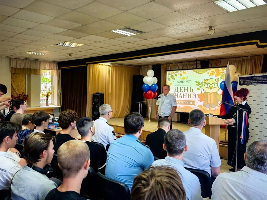 Александр Бондаренко: В День знаний принял участие в торжественной церемонии посвящения в студенты первокурсников Донецкого института железнодорожного транспорта! Александр Бондаренко: В День знаний принял участие в торжественной церемонии посвящения в студенты первокурсников Донецкого института железнодорожного транспорта!