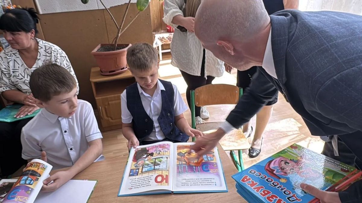Анна Кондрыкинская: Сегодня, в День знаний, по всей нашей Республике прошла общественно-патриотическая акция «Первый звонок школы» Анна Кондрыкинская: Сегодня, в День знаний, по всей нашей Республике прошла общественно-патриотическая акция «Первый звонок школы»