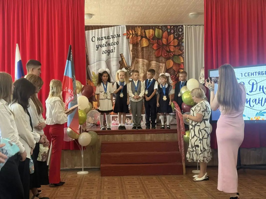 С Днём знаний, Торез! . Сегодня, 1 сентября, в День знаний, Председатель Торезского городского совета Александр Казмерчук совместно с депутатами Торезского городского совета Анной Матраевой, Еленой Жировой, Жанной Поповой и... С Днём знаний, Торез! . Сегодня, 1 сентября, в День знаний, Председатель Торезского городского совета Александр Казмерчук совместно с депутатами Торезского городского совета Анной Матраевой, Еленой Жировой, Жанной Поповой и...