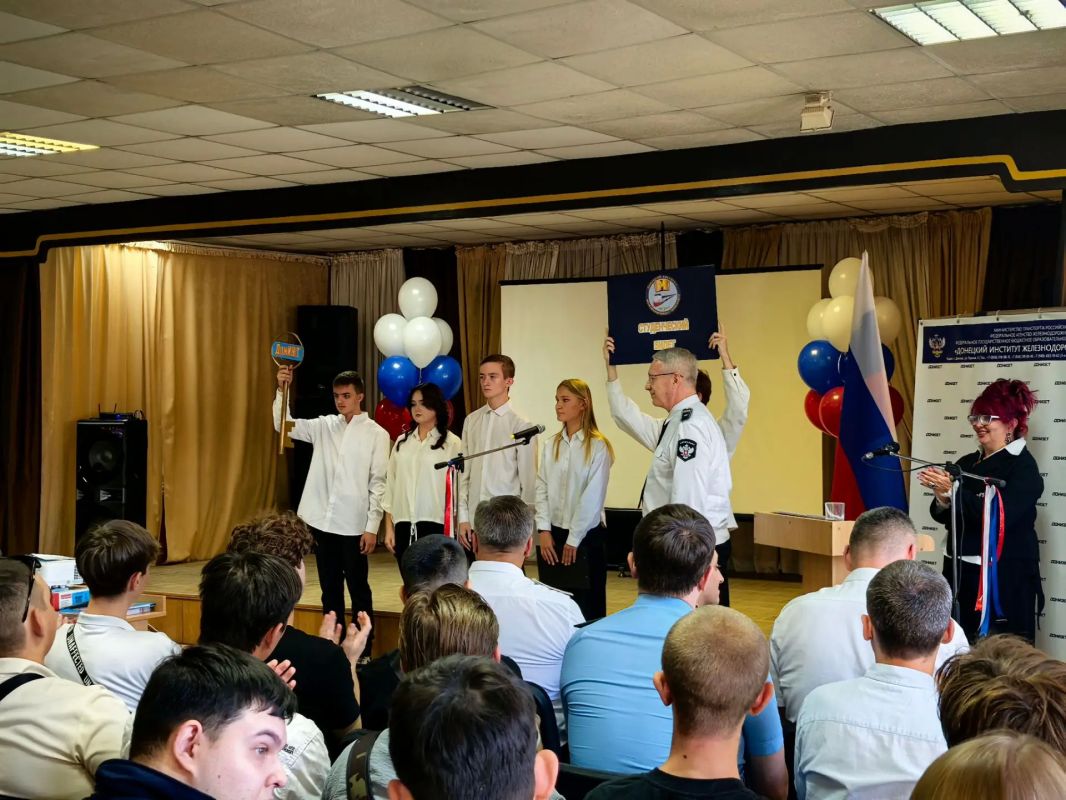 Александр Бондаренко: В День знаний принял участие в торжественной церемонии посвящения в студенты первокурсников Донецкого института железнодорожного транспорта! Александр Бондаренко: В День знаний принял участие в торжественной церемонии посвящения в студенты первокурсников Донецкого института железнодорожного транспорта!