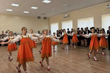 Праздник первого звонка. В школе № 2 городского округа Енакиево состоялось торжественное мероприятие, посвящённое началу нового учебного года, в рамках партийного проекту Единой России "Донбасс наш дом"