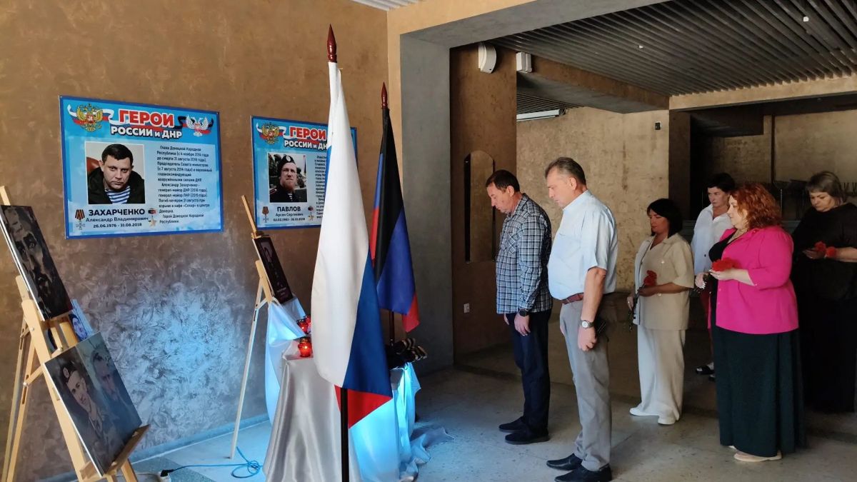 Константин Зинченко: Сегодня, в восьмую годовщину трагической гибели Первого Главы Донецкой Народной Республики Александра Владимировича Захарченко, мы склоняем головы перед его светлой памятью Константин Зинченко: Сегодня, в восьмую годовщину трагической гибели Первого Главы Донецкой Народной Республики Александра Владимировича Захарченко, мы склоняем головы перед его светлой памятью
