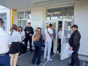 1 сентября прозвучал первый в этом учебном году звонок для учеников общеобразовательных школ и других учебных заведении Мангушского муниципального округа