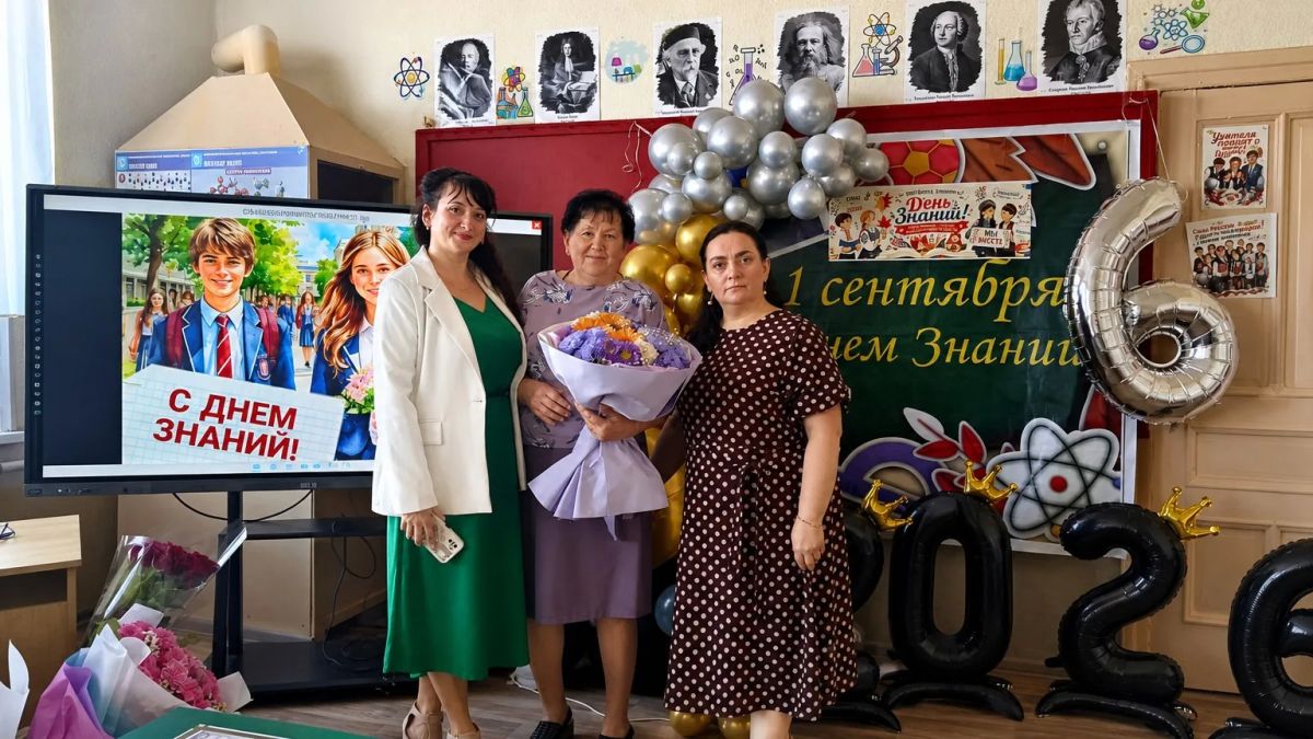 В первый раз в 10-й класс: журналист “Донецкого времени” села за школьную парту через 35 лет В первый раз в 10-й класс: журналист “Донецкого времени” села за школьную парту через 35 лет