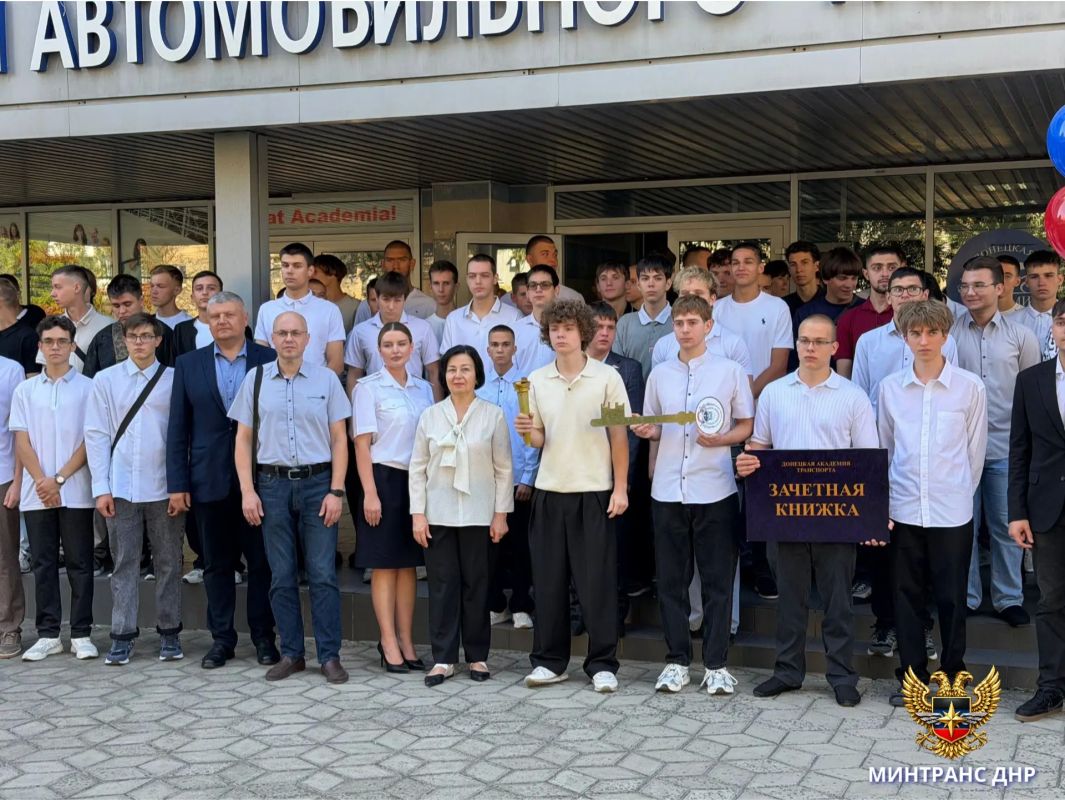 Из студентов — в профессионалы: в Донецкой академии транспорта дали старт новому учебному году Из студентов — в профессионалы: в Донецкой академии транспорта дали старт новому учебному году