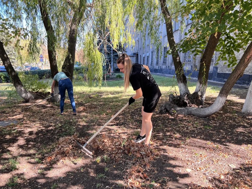 Сотрудники отдела физической культуры, спорта и туризма администрации городского округа Дебальцево совместно с МБУ ДО Спортивная школа г.о. Дебальцево провели субботник на территории Монумента «Дебальцевская операция Сотрудники отдела физической культуры, спорта и туризма администрации городского округа Дебальцево совместно с МБУ ДО Спортивная школа г.о. Дебальцево провели субботник на территории Монумента «Дебальцевская операция