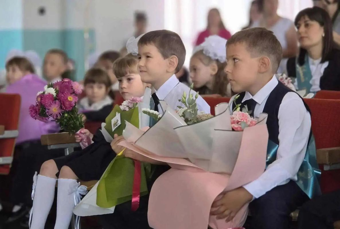Праздник первого звонка. 1 сентября в общеобразовательных учреждениях городского округа Енакиево прошли торжественные мероприятия, посвящённые началу нового учебного года и Празднику первого звонка Праздник первого звонка. 1 сентября в общеобразовательных учреждениях городского округа Енакиево прошли торжественные мероприятия, посвящённые началу нового учебного года и Празднику первого звонка