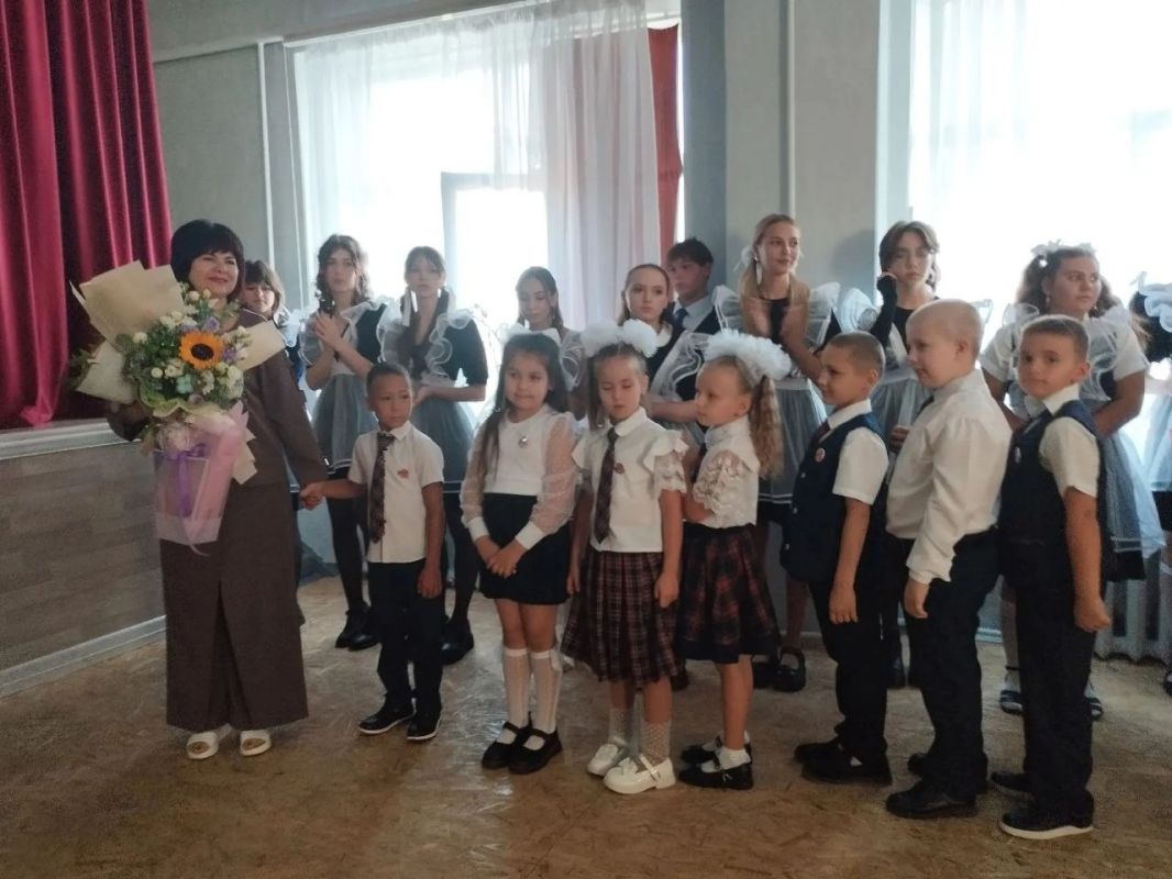 Ура! Сегодня в школах г. Моспино прозвенел первый звонок! Ура! Сегодня в школах г. Моспино прозвенел первый звонок!
