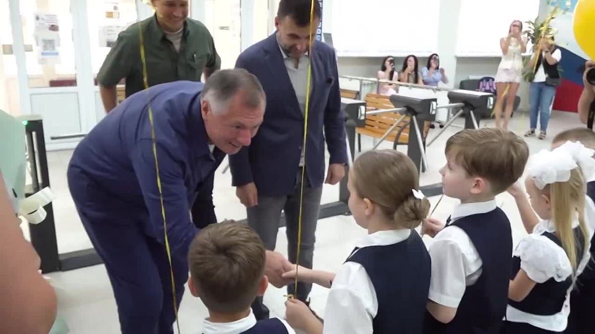 Марат Хуснуллин: Праздник Дня знаний разделил с почти 600 учащимися донецкого многопрофильного лицея имени Героя Советского Союза Николая Павловича Бойко. Встретил первоклассников: несмотря на юный возраст, руки жмут...
