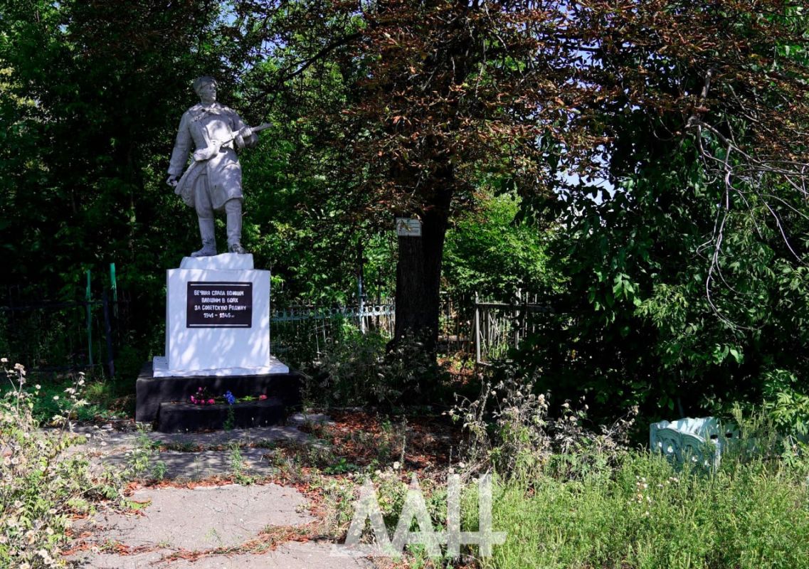 Вечная память героям. Братская могила воинов-красноармейцев, погибших в фашистском плену Вечная память героям. Братская могила воинов-красноармейцев, погибших в фашистском плену