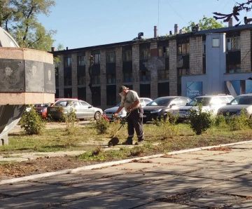 Сегодня, 1 сентября, с целью приведения территории в надлежащее санитарное состояние силами Филиала № 3 «Макеевский металлургический завод» ООО «ЮГМК ДОНЕЦК» проведены работы по покосу травы и уборке пешеходной зоны на...