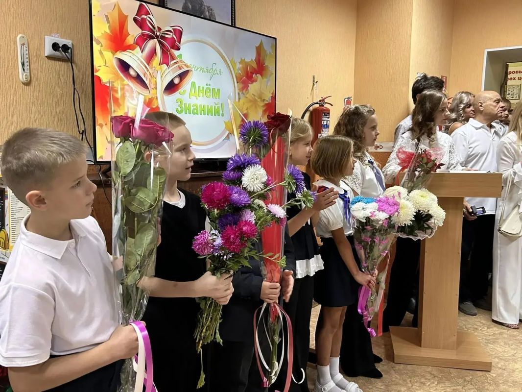 В школах Ждановки прозвенел Первый школьный звонок В школах Ждановки прозвенел Первый школьный звонок