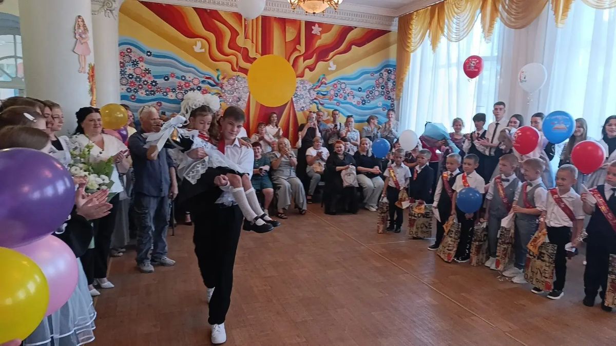 В школах Ждановки прозвенел Первый школьный звонок В школах Ждановки прозвенел Первый школьный звонок