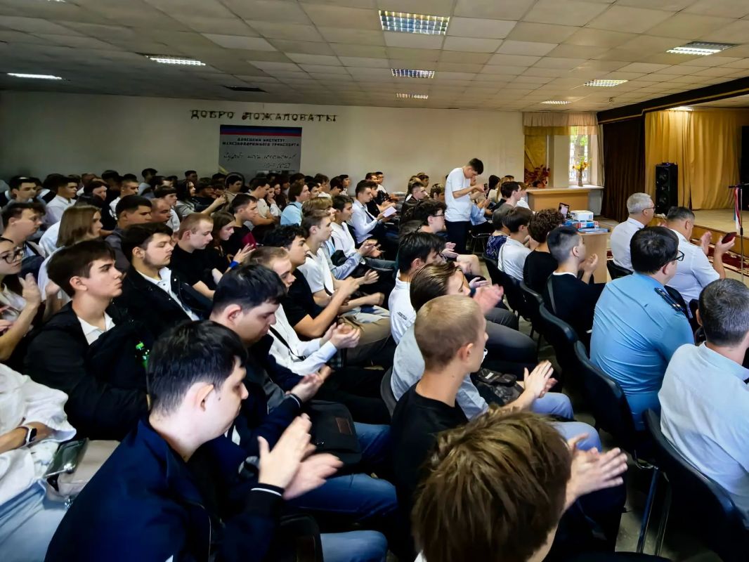 Александр Бондаренко: В День знаний принял участие в торжественной церемонии посвящения в студенты первокурсников Донецкого института железнодорожного транспорта! Александр Бондаренко: В День знаний принял участие в торжественной церемонии посвящения в студенты первокурсников Донецкого института железнодорожного транспорта!