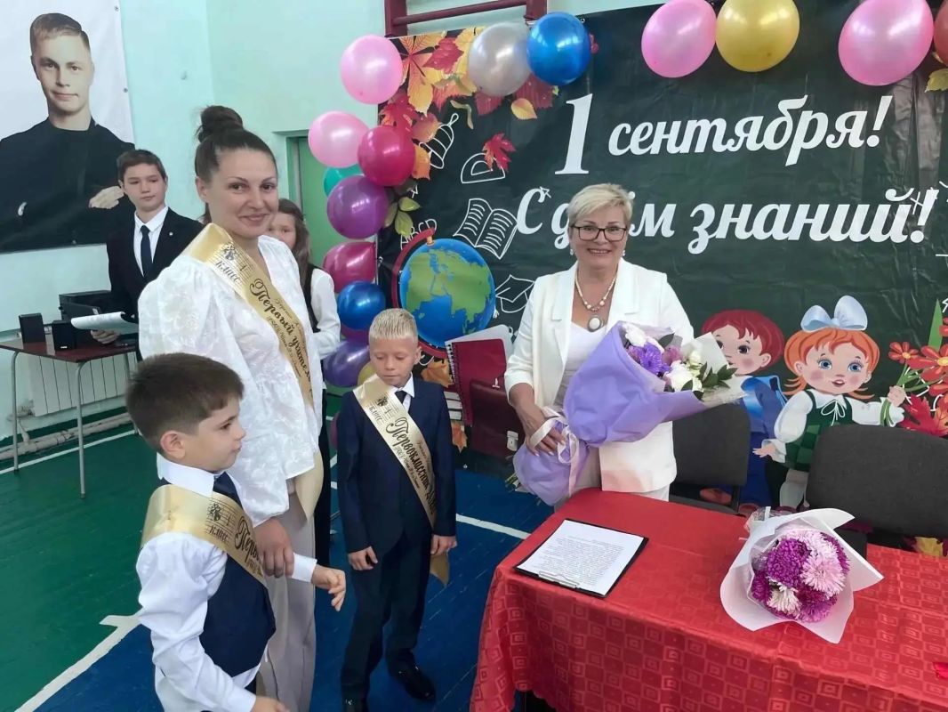 Праздник первого звонка. 1 сентября в общеобразовательных учреждениях городского округа Енакиево прошли торжественные мероприятия, посвящённые началу нового учебного года и Празднику первого звонка Праздник первого звонка. 1 сентября в общеобразовательных учреждениях городского округа Енакиево прошли торжественные мероприятия, посвящённые началу нового учебного года и Празднику первого звонка