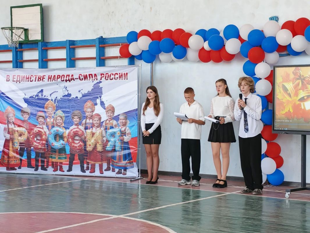 С Днём знаний, Торез! . Сегодня, 1 сентября, в День знаний, Председатель Торезского городского совета Александр Казмерчук совместно с депутатами Торезского городского совета Анной Матраевой, Еленой Жировой, Жанной Поповой и... С Днём знаний, Торез! . Сегодня, 1 сентября, в День знаний, Председатель Торезского городского совета Александр Казмерчук совместно с депутатами Торезского городского совета Анной Матраевой, Еленой Жировой, Жанной Поповой и...