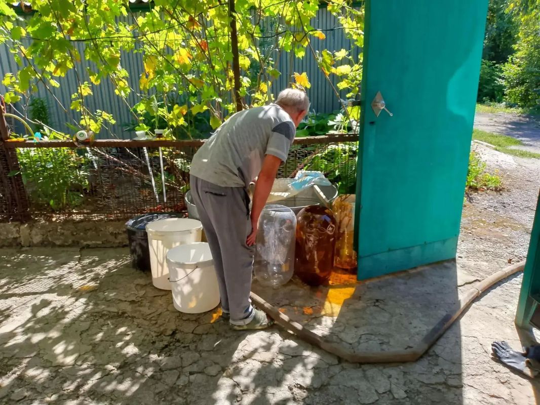 В Кировском внутригородском районе при поддержке региона-шефа Московская область продолжается подвоз воды для жителей домов, в которые в установленный графиком день не поступила вода В Кировском внутригородском районе при поддержке региона-шефа Московская область продолжается подвоз воды для жителей домов, в которые в установленный графиком день не поступила вода