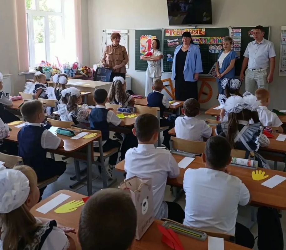 Первый звонок в школе № 6. В День знаний депутат Снежнянского городского совета от политической партии ЛДПР Татьяна Владимировна Журавлёва посетила торжественное мероприятие в ГБОУ «СШ № 6 г.о. Снежное» ДНР. Со словами... Первый звонок в школе № 6. В День знаний депутат Снежнянского городского совета от политической партии ЛДПР Татьяна Владимировна Журавлёва посетила торжественное мероприятие в ГБОУ «СШ № 6 г.о. Снежное» ДНР. Со словами...