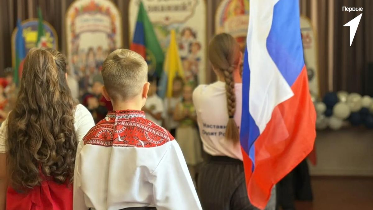 Сегодня для больше чем 500 первоклассников Донбасса началась новая глава Сегодня для больше чем 500 первоклассников Донбасса началась новая глава