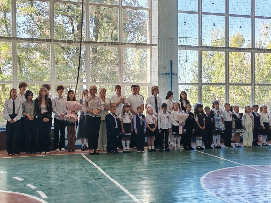 С Днём знаний, Торез! . Сегодня, 1 сентября, в День знаний, Председатель Торезского городского совета Александр Казмерчук совместно с депутатами Торезского городского совета Анной Матраевой, Еленой Жировой, Жанной Поповой и... С Днём знаний, Торез! . Сегодня, 1 сентября, в День знаний, Председатель Торезского городского совета Александр Казмерчук совместно с депутатами Торезского городского совета Анной Матраевой, Еленой Жировой, Жанной Поповой и...