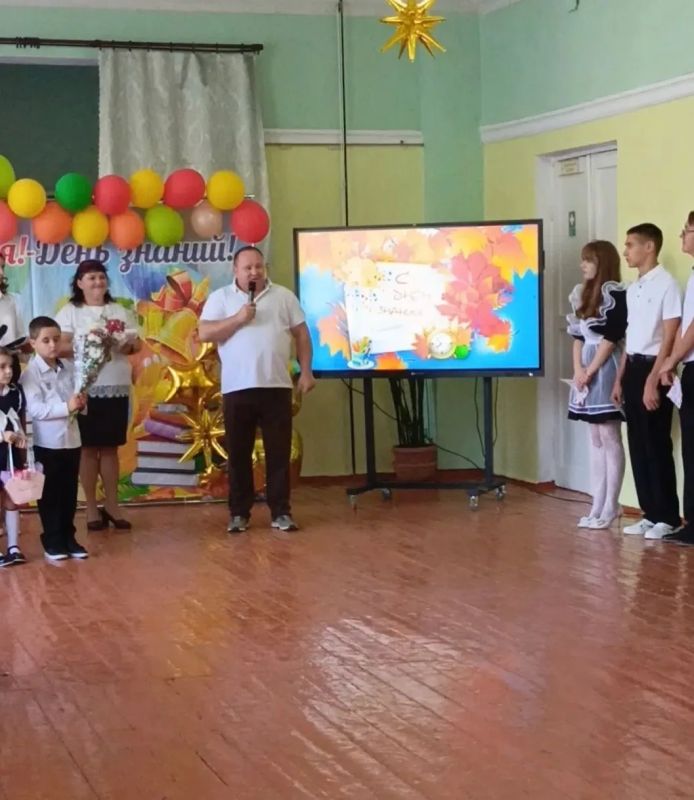С Днём знаний, Торез! . Сегодня, 1 сентября, в День знаний, Председатель Торезского городского совета Александр Казмерчук совместно с депутатами Торезского городского совета Анной Матраевой, Еленой Жировой, Жанной Поповой и... С Днём знаний, Торез! . Сегодня, 1 сентября, в День знаний, Председатель Торезского городского совета Александр Казмерчук совместно с депутатами Торезского городского совета Анной Матраевой, Еленой Жировой, Жанной Поповой и...