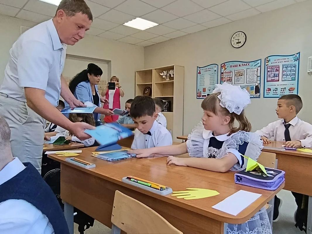 Первый звонок в школе № 6. В День знаний депутат Снежнянского городского совета от политической партии ЛДПР Татьяна Владимировна Журавлёва посетила торжественное мероприятие в ГБОУ «СШ № 6 г.о. Снежное» ДНР. Со словами... Первый звонок в школе № 6. В День знаний депутат Снежнянского городского совета от политической партии ЛДПР Татьяна Владимировна Журавлёва посетила торжественное мероприятие в ГБОУ «СШ № 6 г.о. Снежное» ДНР. Со словами...
