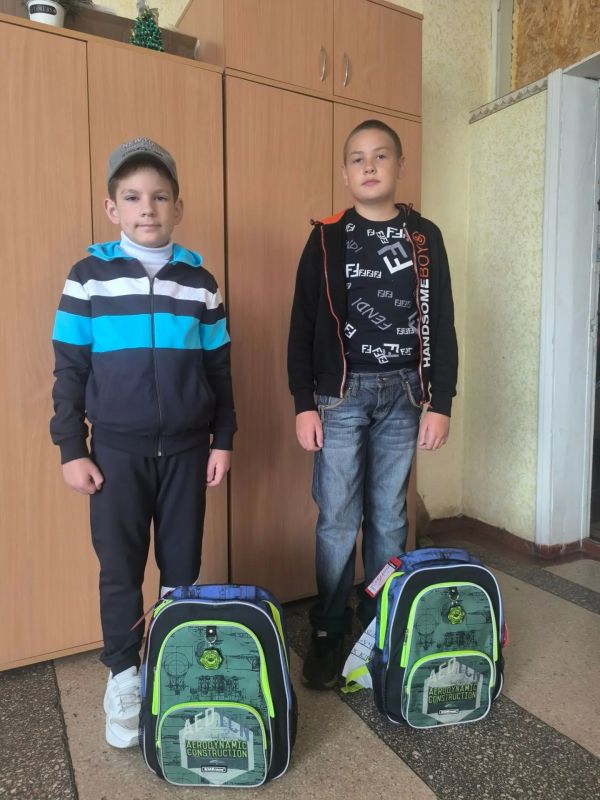К 1 сентября представители шеф-региона — Чукотского автономного округа — приехали с подарками к школьникам посёлка Новолуганское К 1 сентября представители шеф-региона — Чукотского автономного округа — приехали с подарками к школьникам посёлка Новолуганское