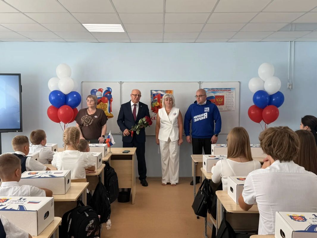 Сегодня во всех школах царит та самая праздничная атмосфера: впереди — новые открытия, знания и долгожданные встречи с друзьями Сегодня во всех школах царит та самая праздничная атмосфера: впереди — новые открытия, знания и долгожданные встречи с друзьями