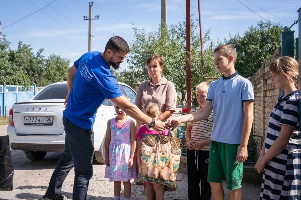 Подарили канцтовары и фрукты: многодетные семьи из Пантелеймоновки поздравили с Днем знаний Подарили канцтовары и фрукты: многодетные семьи из Пантелеймоновки поздравили с Днем знаний