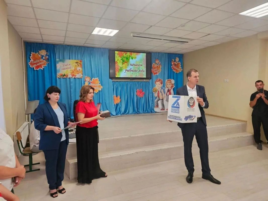 Анна Кондрыкинская: Сегодня, в День знаний, по всей нашей Республике прошла общественно-патриотическая акция «Первый звонок школы» Анна Кондрыкинская: Сегодня, в День знаний, по всей нашей Республике прошла общественно-патриотическая акция «Первый звонок школы»