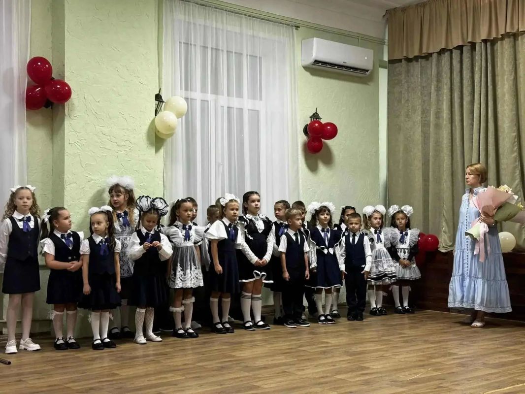 Праздник первого звонка. 1 сентября в общеобразовательных учреждениях городского округа Енакиево прошли торжественные мероприятия, посвящённые началу нового учебного года и Празднику первого звонка Праздник первого звонка. 1 сентября в общеобразовательных учреждениях городского округа Енакиево прошли торжественные мероприятия, посвящённые началу нового учебного года и Празднику первого звонка