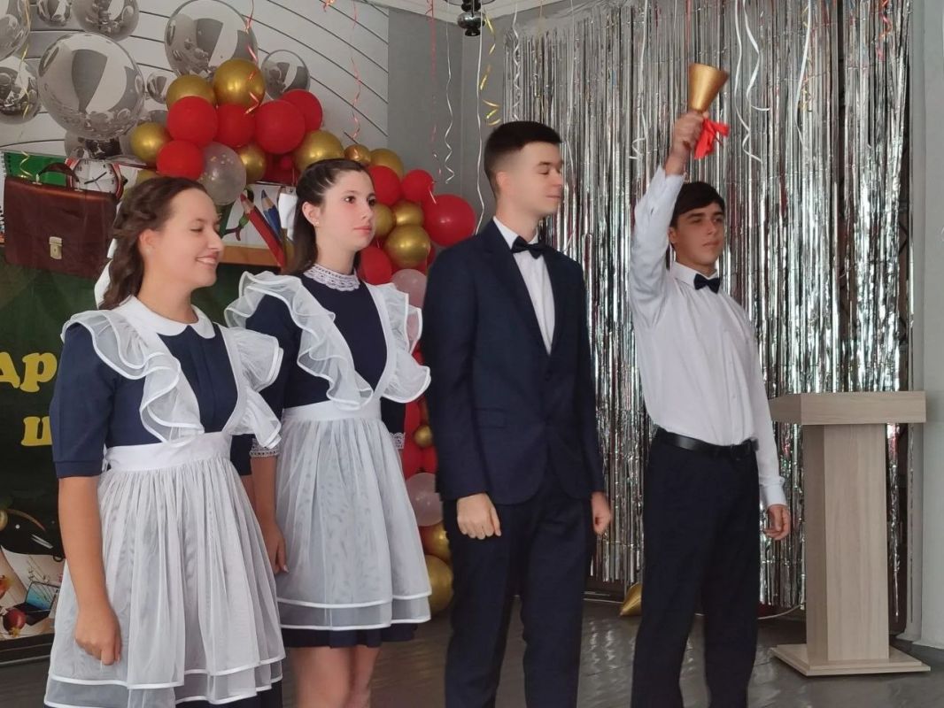 Ура! Сегодня в школах г. Моспино прозвенел первый звонок! Ура! Сегодня в школах г. Моспино прозвенел первый звонок!