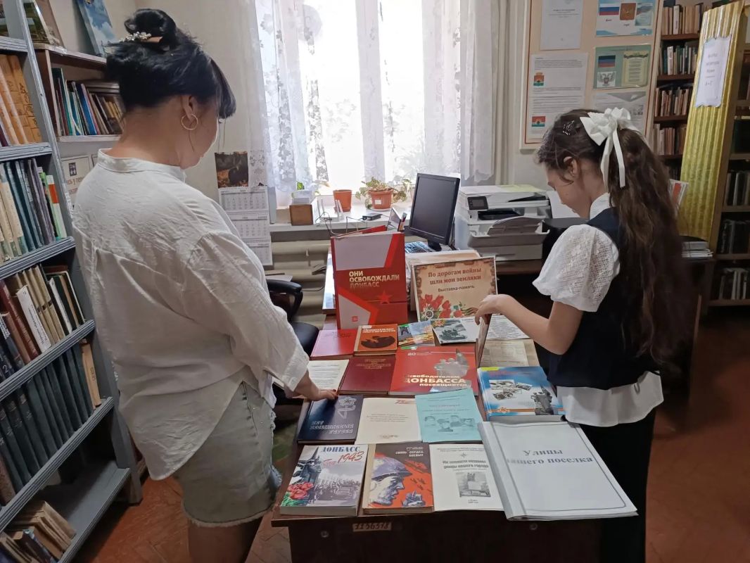 Ко Дню освобождения города Тореза и Донбасса библиотека-филиал №1 подготовила выставку память «По дорогам войны шли мои земляки» Ко Дню освобождения города Тореза и Донбасса библиотека-филиал №1 подготовила выставку память «По дорогам войны шли мои земляки»
