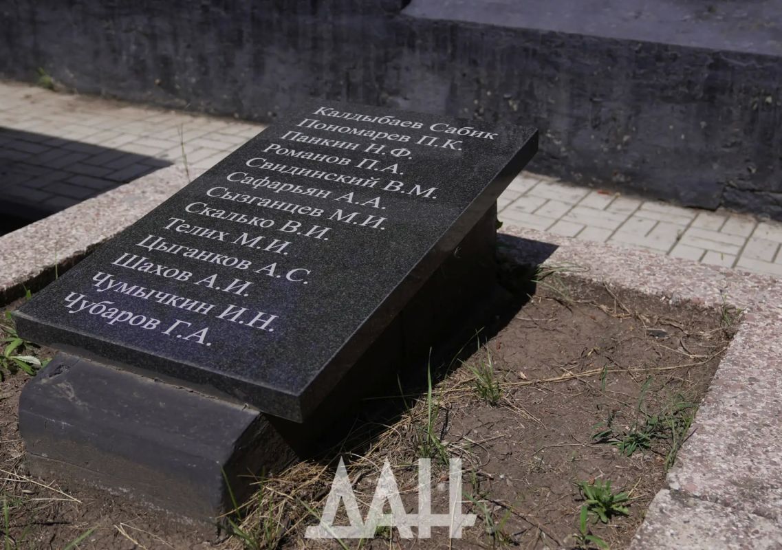 Набат памяти. Большой военный мемориал, расположенный на одном из гражданских кладбищ Кировского района Макеевки Набат памяти. Большой военный мемориал, расположенный на одном из гражданских кладбищ Кировского района Макеевки
