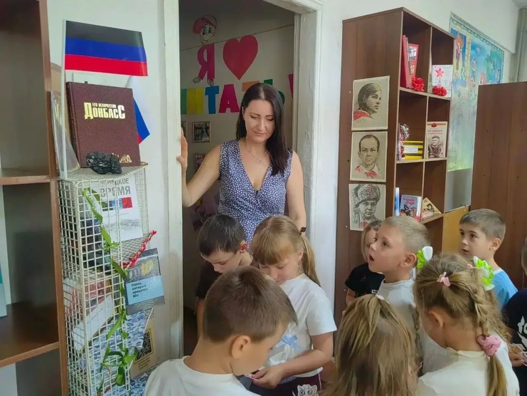 Для читателей Центральной детской библиотеки была организована тематическая литературная экспозиция «Под землей и в сердцах», повещённая Дню Шахтёра Для читателей Центральной детской библиотеки была организована тематическая литературная экспозиция «Под землей и в сердцах», повещённая Дню Шахтёра