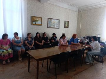 Лидер общественного мнения, главный редактор газеты «Новый луч» Регина Гадыева встретилась с трудовым коллективом Амвросиевского индустриального колледжа