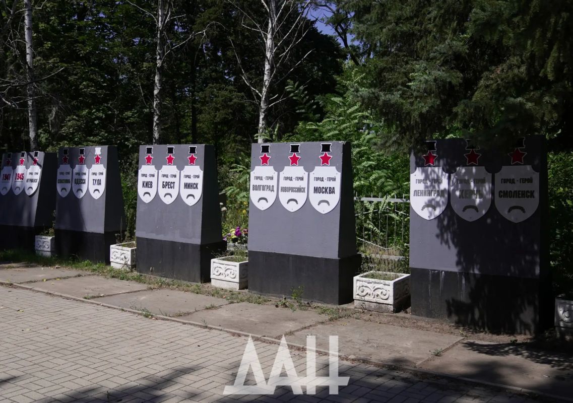 Набат памяти. Большой военный мемориал, расположенный на одном из гражданских кладбищ Кировского района Макеевки Набат памяти. Большой военный мемориал, расположенный на одном из гражданских кладбищ Кировского района Макеевки