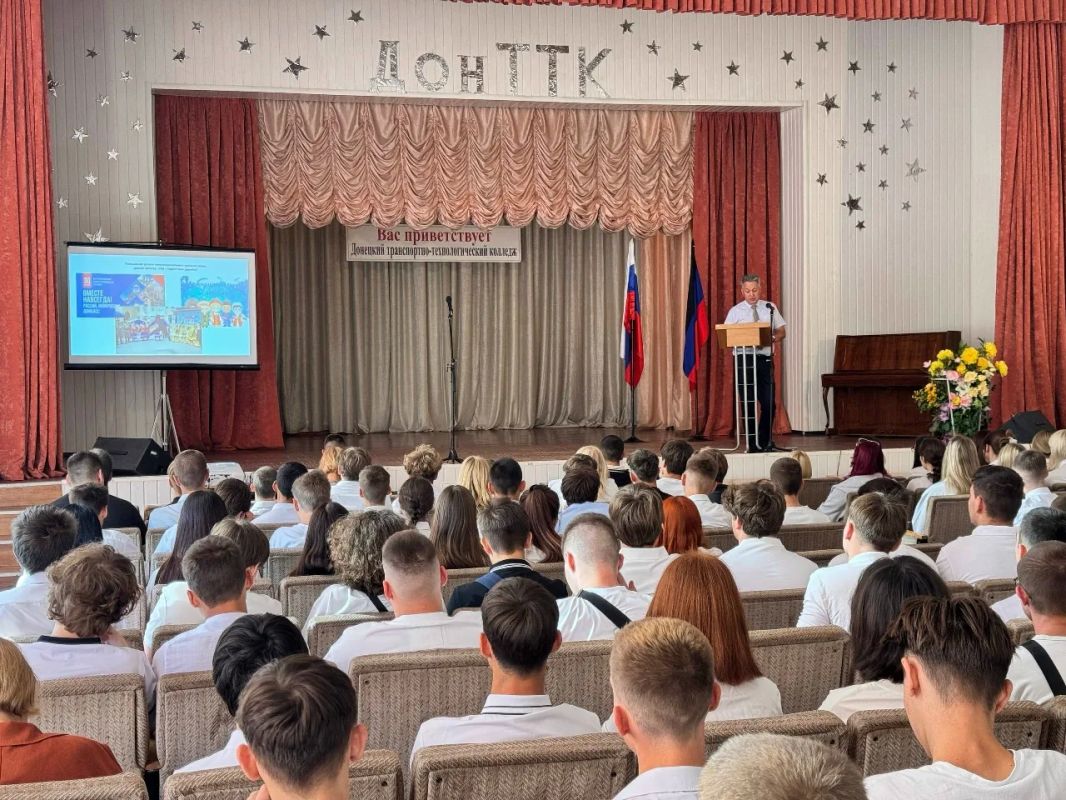 С Днем Знаний!. 1 сентября двери нашего колледжа вновь распахнулись, чтобы дать старт новому учебному году! Для студентов колледжа в Большом актовом зале прошло торжественное мероприятие, посвященное Дню знаний, началу... С Днем Знаний!. 1 сентября двери нашего колледжа вновь распахнулись, чтобы дать старт новому учебному году! Для студентов колледжа в Большом актовом зале прошло торжественное мероприятие, посвященное Дню знаний, началу...