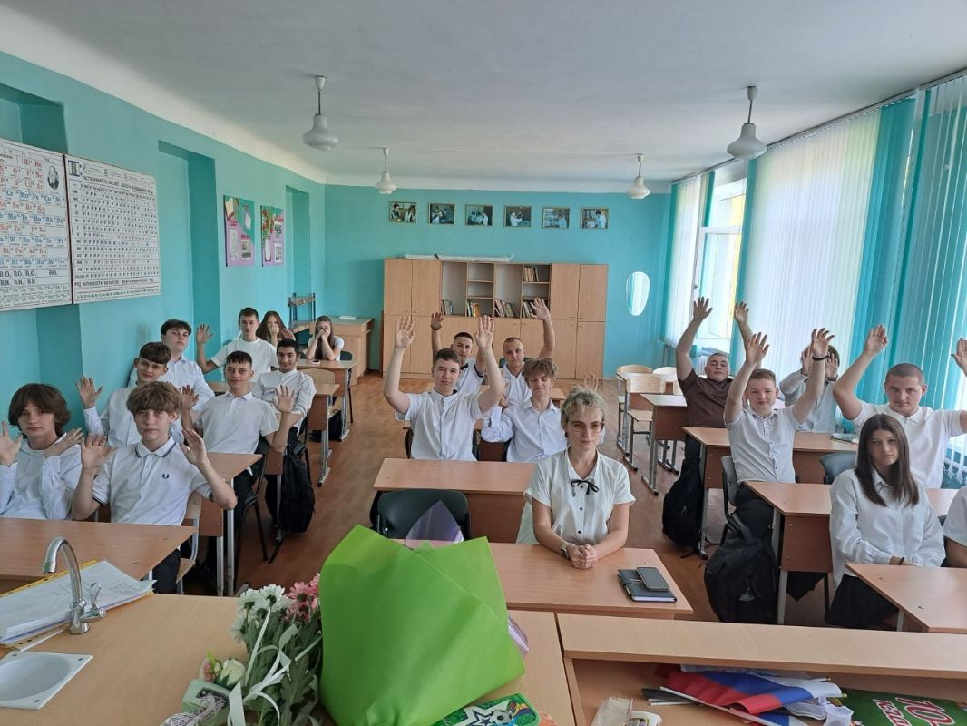 В школах Ждановки прошли занятия «Разговоры о важном» В школах Ждановки прошли занятия «Разговоры о важном»