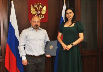 Уполномоченный по правам ребенка в ДНР Таисия Чернявская и Прокурор Донецкой Народной Республики, Государственный советник юстиции 2 класса, Андрей Спивак подписали соглашение о сотрудничестве
