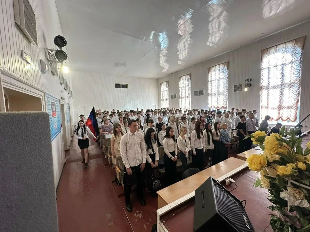 С Днем Знаний!. 1 сентября двери нашего колледжа вновь распахнулись, чтобы дать старт новому учебному году! Для студентов колледжа в Большом актовом зале прошло торжественное мероприятие, посвященное Дню знаний, началу... С Днем Знаний!. 1 сентября двери нашего колледжа вновь распахнулись, чтобы дать старт новому учебному году! Для студентов колледжа в Большом актовом зале прошло торжественное мероприятие, посвященное Дню знаний, началу...