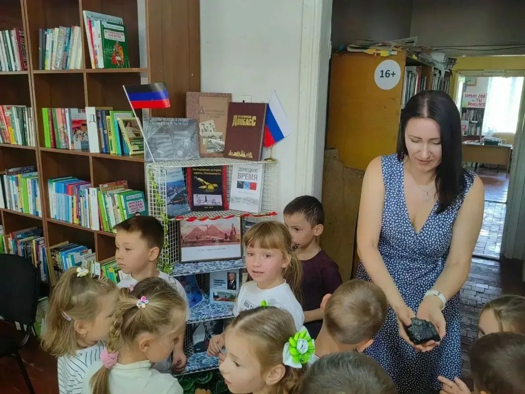 Для читателей Центральной детской библиотеки была организована тематическая литературная экспозиция «Под землей и в сердцах», повещённая Дню Шахтёра Для читателей Центральной детской библиотеки была организована тематическая литературная экспозиция «Под землей и в сердцах», повещённая Дню Шахтёра