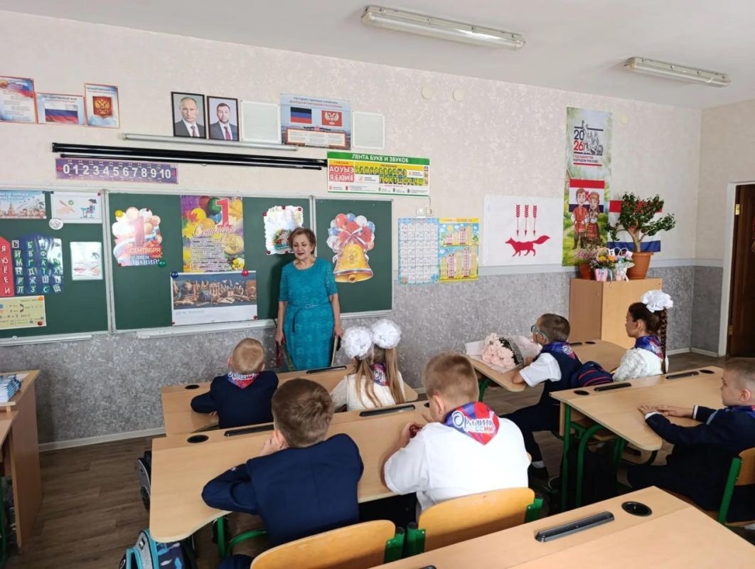 В школах Ждановки прошли занятия «Разговоры о важном» В школах Ждановки прошли занятия «Разговоры о важном»