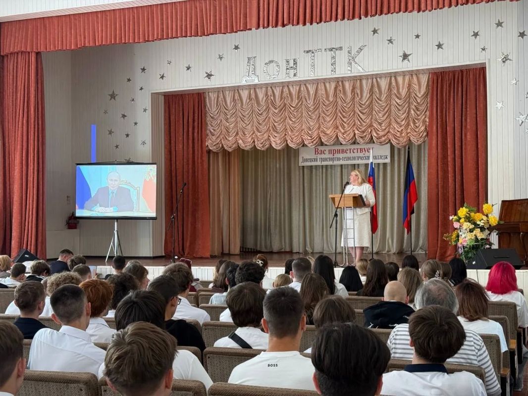 С Днем Знаний!. 1 сентября двери нашего колледжа вновь распахнулись, чтобы дать старт новому учебному году! Для студентов колледжа в Большом актовом зале прошло торжественное мероприятие, посвященное Дню знаний, началу... С Днем Знаний!. 1 сентября двери нашего колледжа вновь распахнулись, чтобы дать старт новому учебному году! Для студентов колледжа в Большом актовом зале прошло торжественное мероприятие, посвященное Дню знаний, началу...