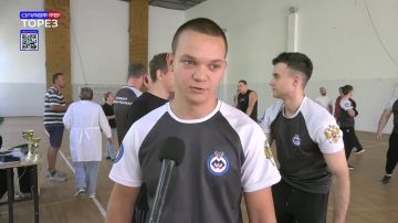 Кубок ДНР по армрестлингу. На базе торезской спортивной школы №2 прошли соревнования по армрестлингу,на которых встретились более 15 сильнейших спортсменов из разных городов ДНР