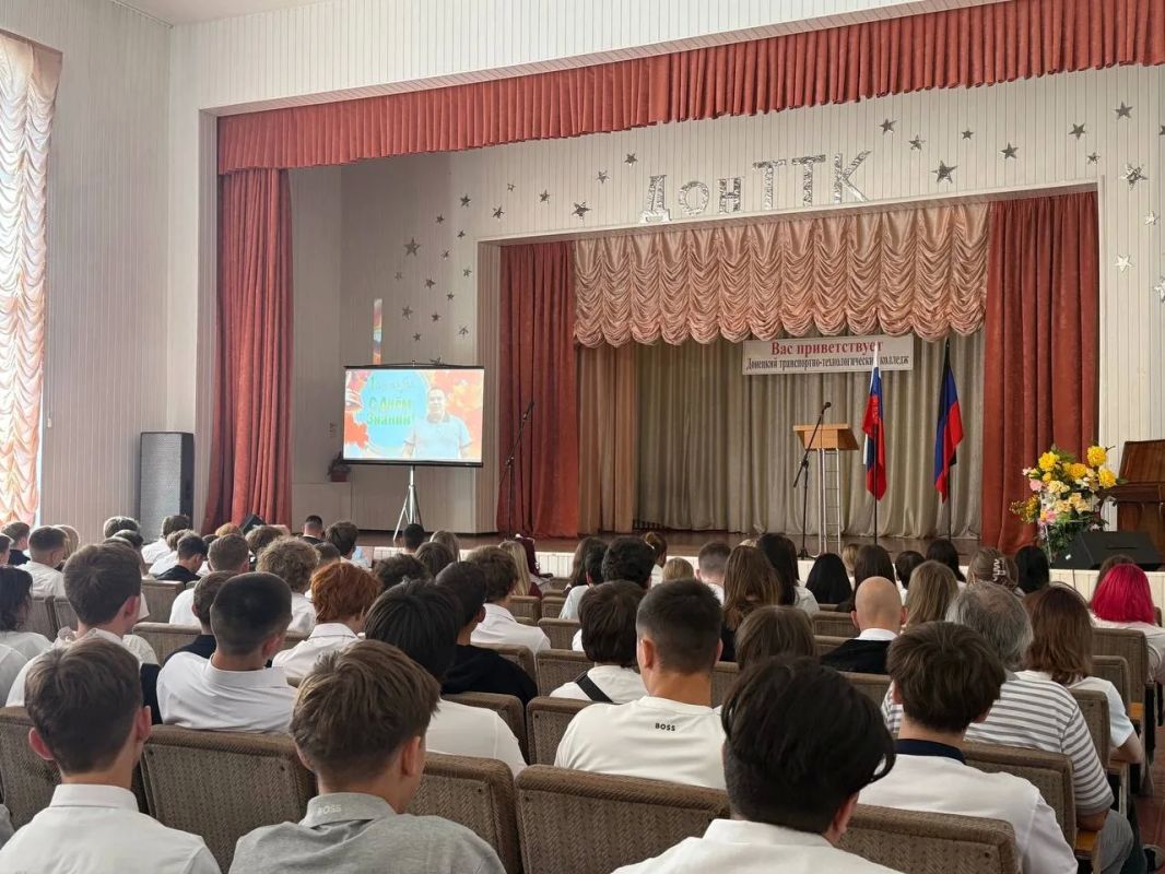 С Днем Знаний!. 1 сентября двери нашего колледжа вновь распахнулись, чтобы дать старт новому учебному году! Для студентов колледжа в Большом актовом зале прошло торжественное мероприятие, посвященное Дню знаний, началу... С Днем Знаний!. 1 сентября двери нашего колледжа вновь распахнулись, чтобы дать старт новому учебному году! Для студентов колледжа в Большом актовом зале прошло торжественное мероприятие, посвященное Дню знаний, началу...