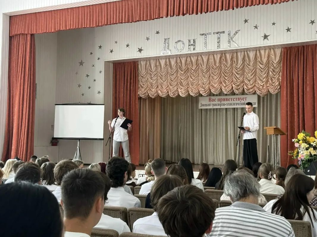 С Днем Знаний!. 1 сентября двери нашего колледжа вновь распахнулись, чтобы дать старт новому учебному году! Для студентов колледжа в Большом актовом зале прошло торжественное мероприятие, посвященное Дню знаний, началу... С Днем Знаний!. 1 сентября двери нашего колледжа вновь распахнулись, чтобы дать старт новому учебному году! Для студентов колледжа в Большом актовом зале прошло торжественное мероприятие, посвященное Дню знаний, началу...